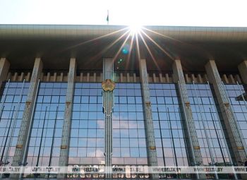 Президент Беларуси Александр Лукашенко поздравил соотечественников с Днем Октябрьской революции